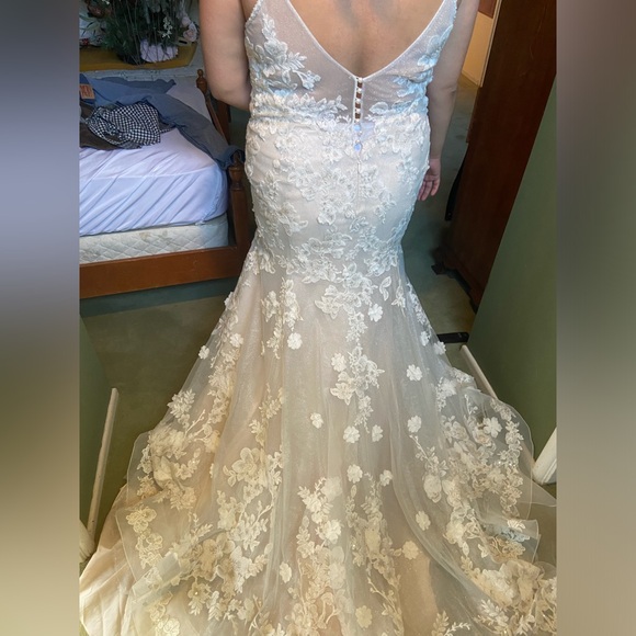 Oleg Cassini 22W Ivory 3D Floral Ballerina  Wedding Dress - Picture 6 of 13